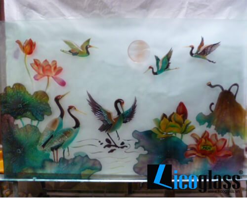 Mẫu tranh kính khắc hoa sen và chim hạc với ý nghĩa phong thủy mang lại may mắn tài lộc cho gia chủ
