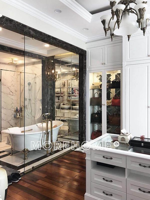 Nội thất phòng tắm được trang trí bằng chất liệu mạ vàng cao cấp, từ vòi rửa đến kệ lavabo.