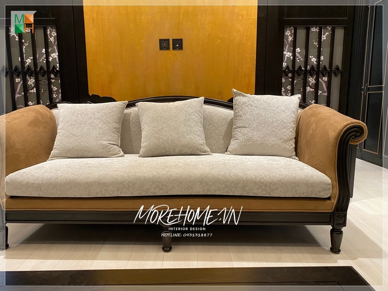 Ghế sofa dài có bọc nệm màu nâu phong cách Indochine tỏa sáng sự sang trọng, cao cấp và thẩm mỹ.